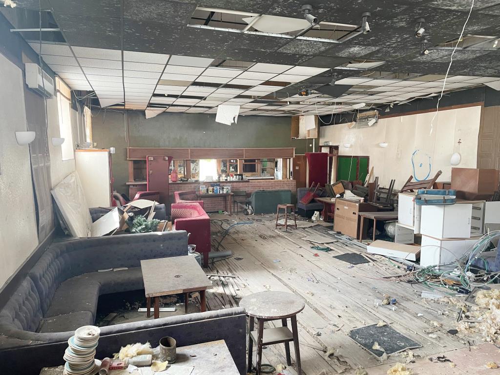 Lot: 34 - FREEHOLD BUILDING WITH PLANNING FOR CONVERSION - Photo showing interior of building